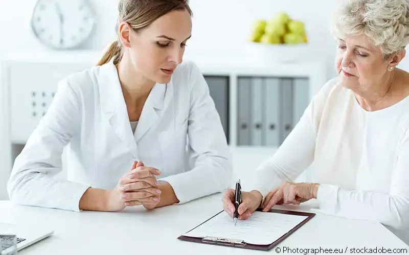 Patient fuellt Fragebogen aus