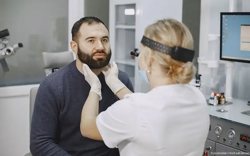 Patient HNO-Ärztin Untersuchung