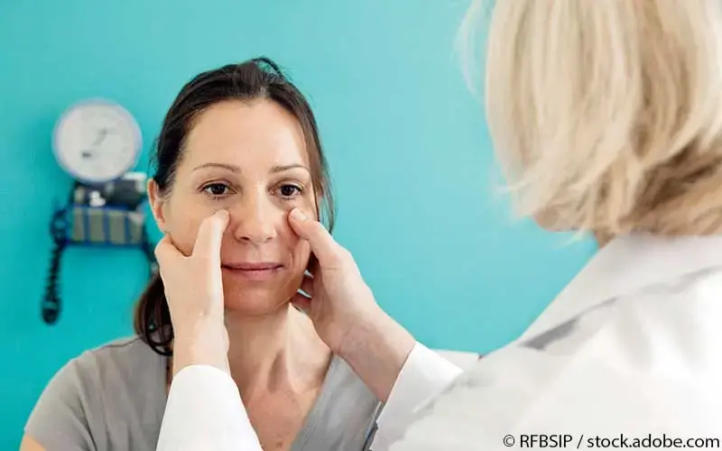 Patientin bei HNO Arzt