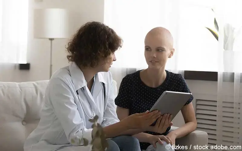Therapiebesprechung Aerztin Krebspatientin