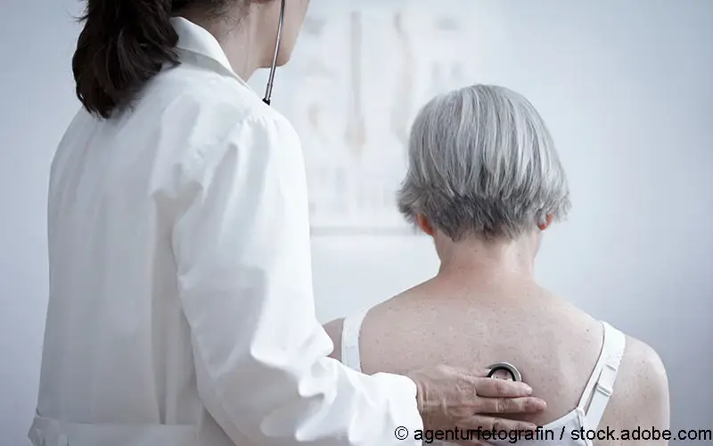 Arzt hört Lunge ab