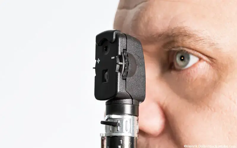 Augenuntersuchung helles Auge