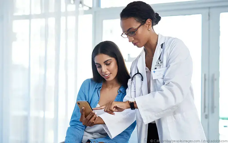 Aerztin zeigt Patientin etwas auf dem Smartphone