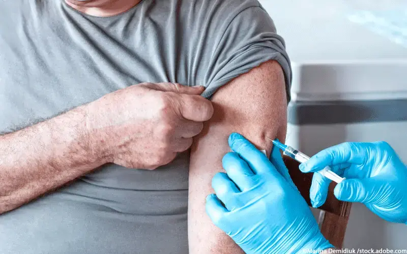 Älterer Herr Impfung