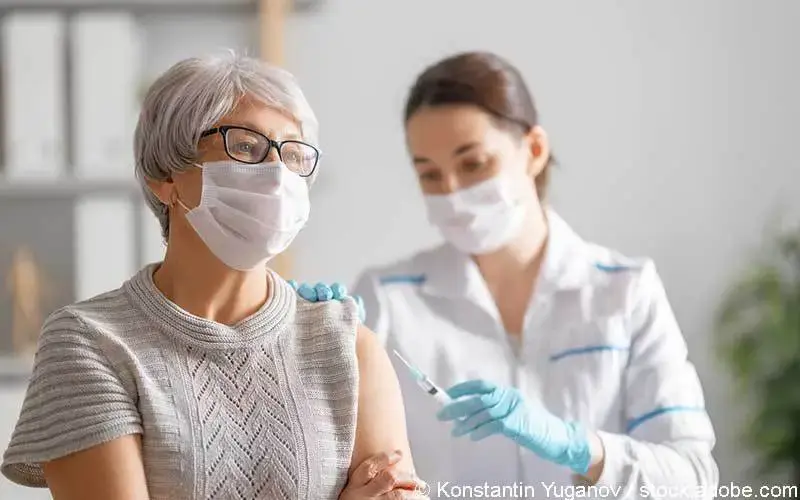 Corona-Impfung ältere Dame