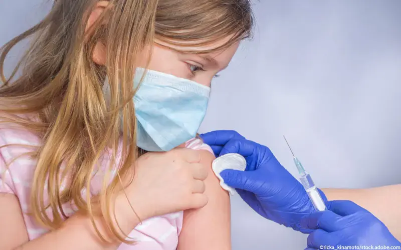 Corona-Impfung Mädchen