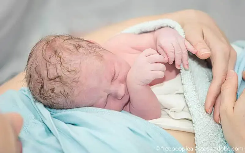 frau-neugeborenes-geburt