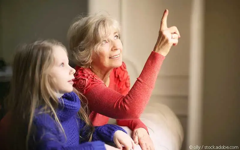 Grossmutter erzählt Kind Geschichte