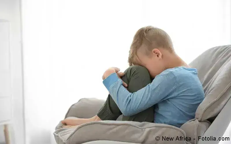 Kind auf Sofa