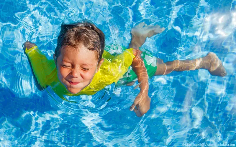 Kind im Pool