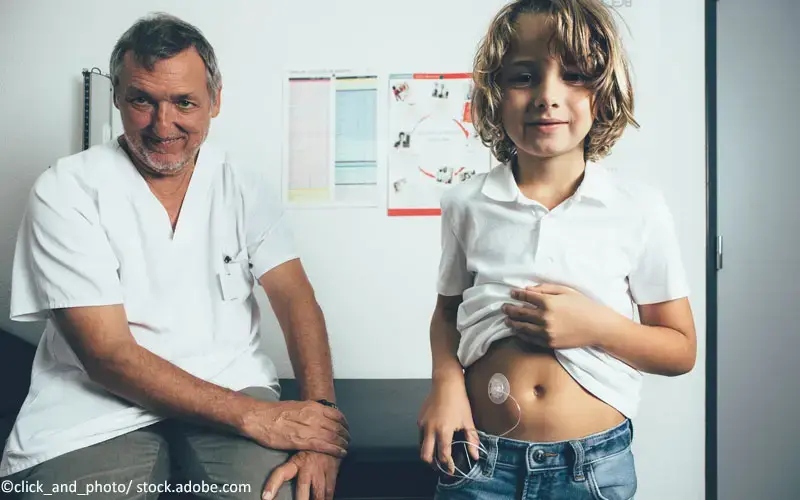 Kind mit Insulinpumpe