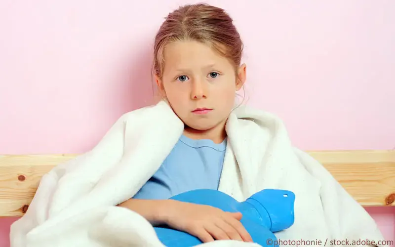 Kind mit Wärmflasche