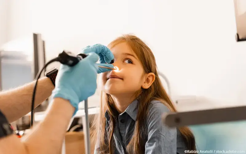 Kind Nasenuntersuchung