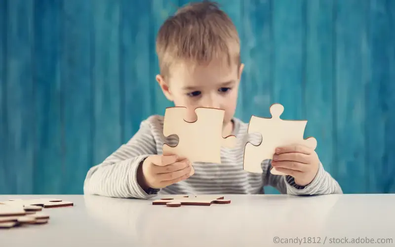 Kind puzzelt