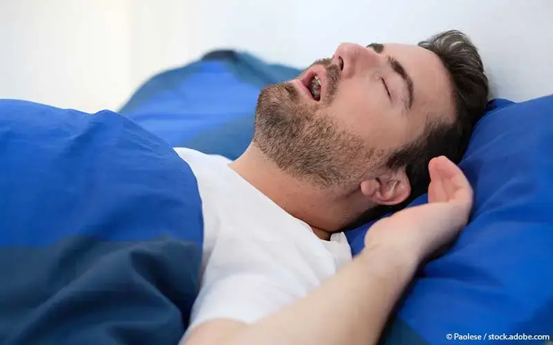 Mann mit Schlafapnoe