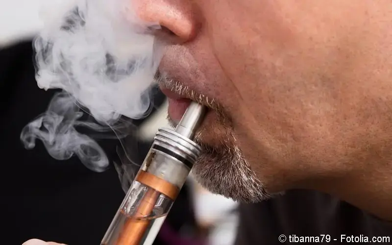 E-Zigarette Mann