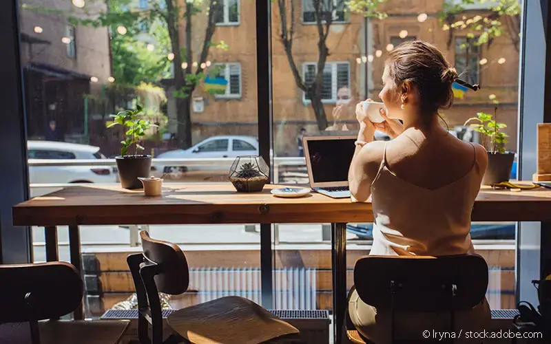 Frau arbeitet im Cafe