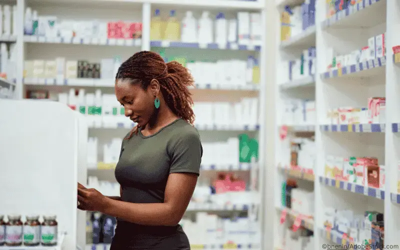 Frau-einkaufen-Drogerie-Apotheke-Schrank