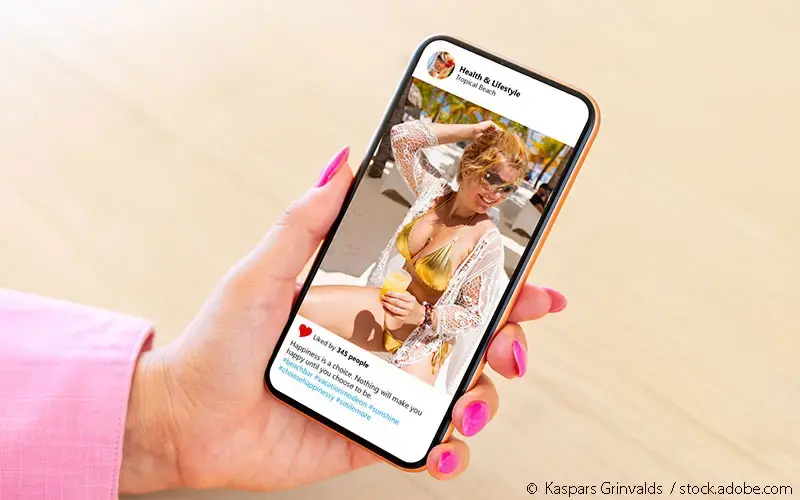 Frau schaut sich instagram Bilder an 