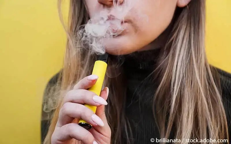 Junge Frau raucht E-Zigarette