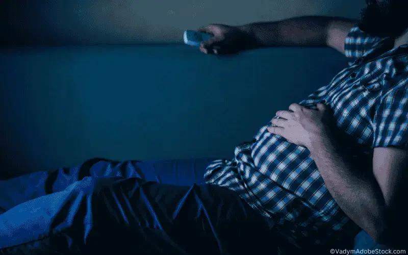 Mann-sitzen-ungesunder-Lebensstil-fehrnseher