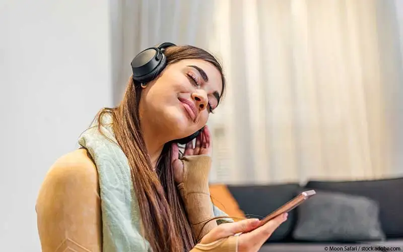 Frau summt zur Musik