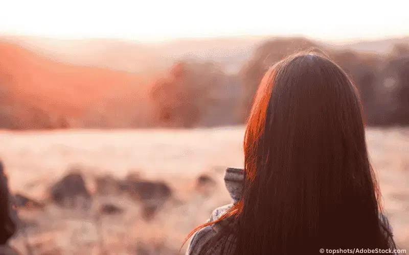 Frau von hinten bei Sonnenuntergang