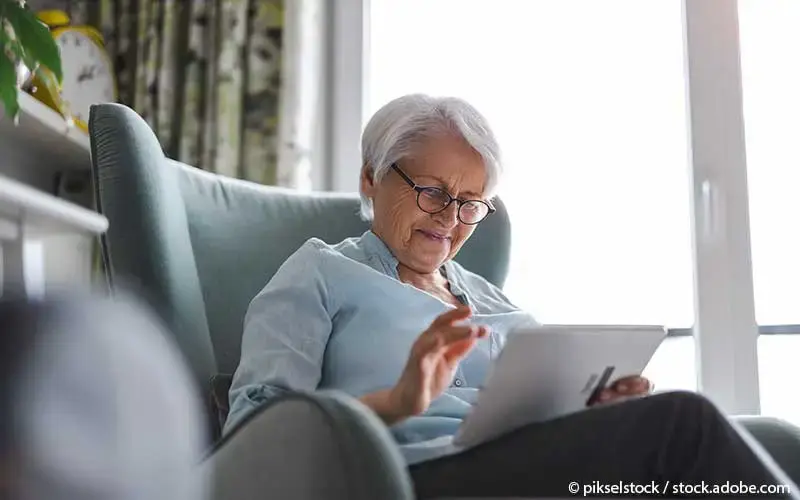 Ältere Frau recherchiert im Internet