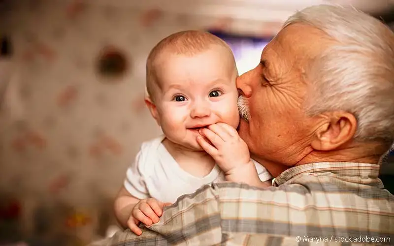 Älterer Mann Baby