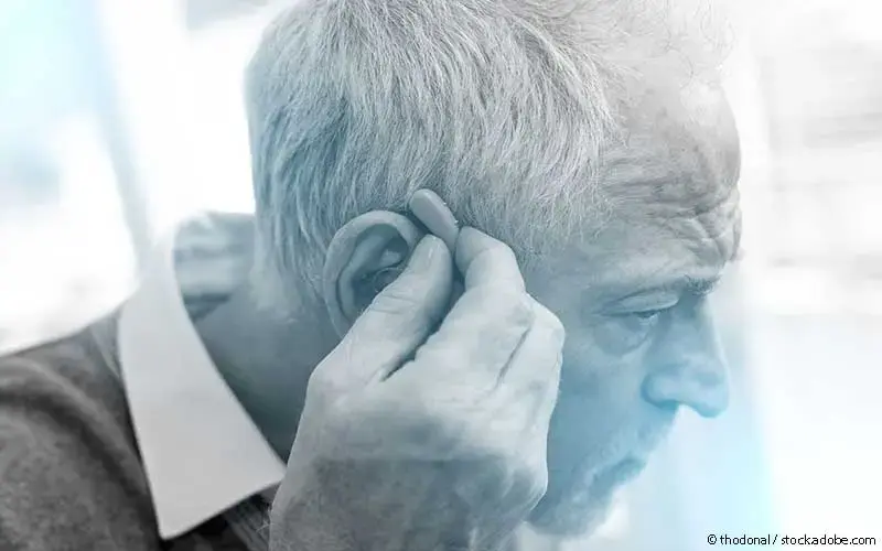 Älterer Mann Hörgerät