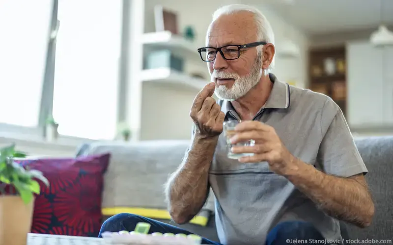 Älterer Mann Tabletteneinnahme