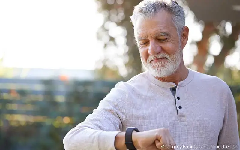 älterer Mann Wearable