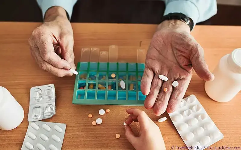 Aelterer Patient Medikamentenbox