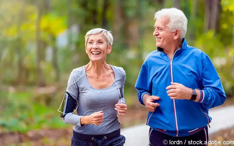 Aelteres Paar joggt