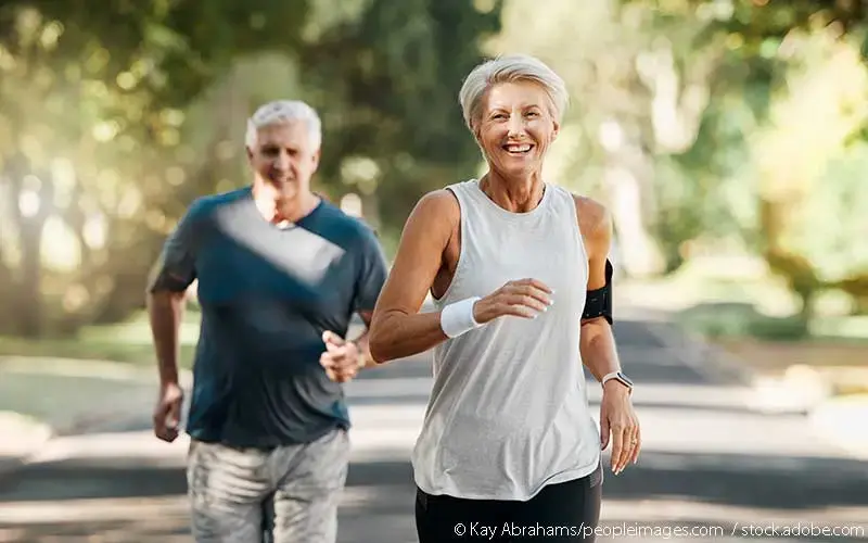 Aelteres Paar läuft