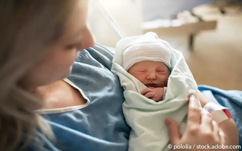 Frau neugeborenes Baby