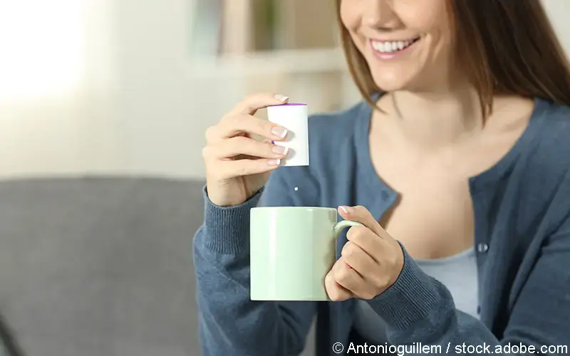 Frau nimmt Süssstoff