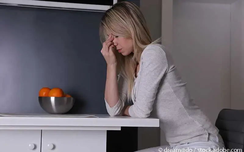 Junge Frau mit Migräne