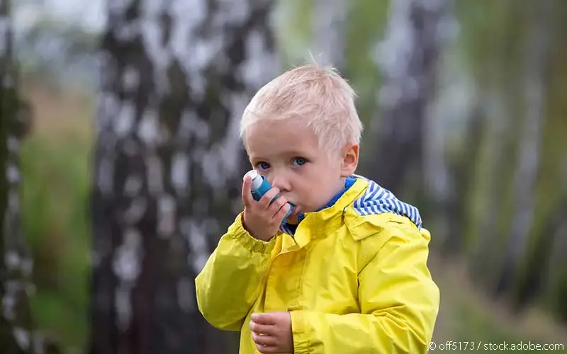 Junge mit Asthma outdoor