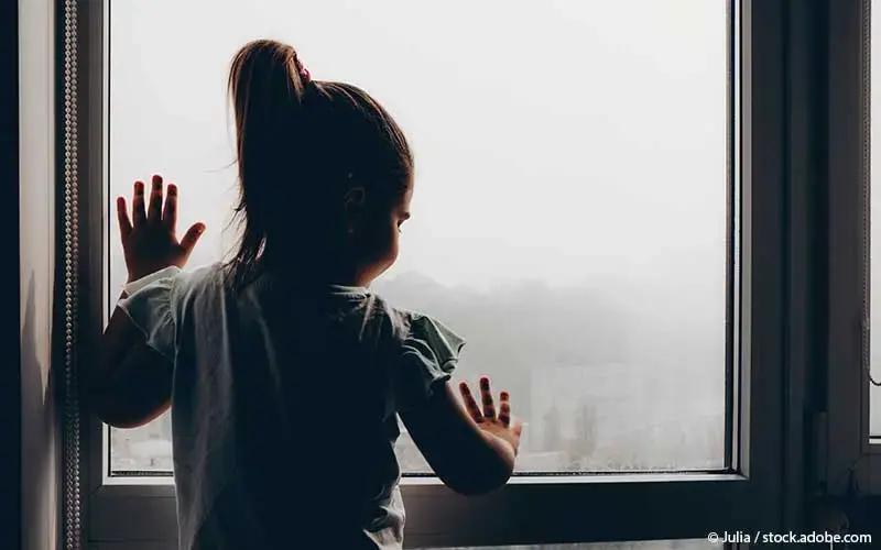 Kind in City mit Smog 