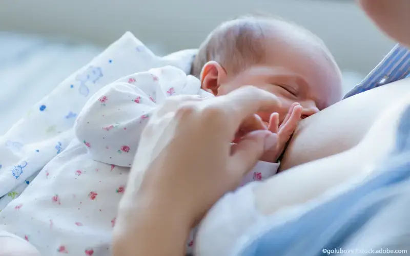 Mutter stillt Neugeborenes