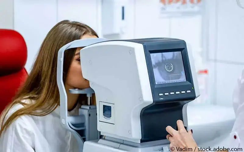 Patientin-augendiagnostik-arzt