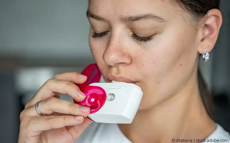 Patientin benutzt Inhaler