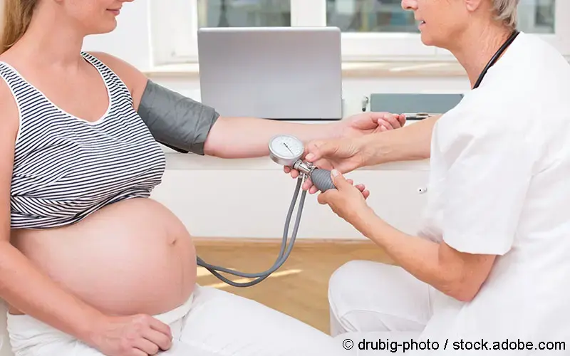 Schwangere misst Blutdruck