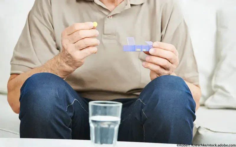 Tabletteneinnahme älterer Herr