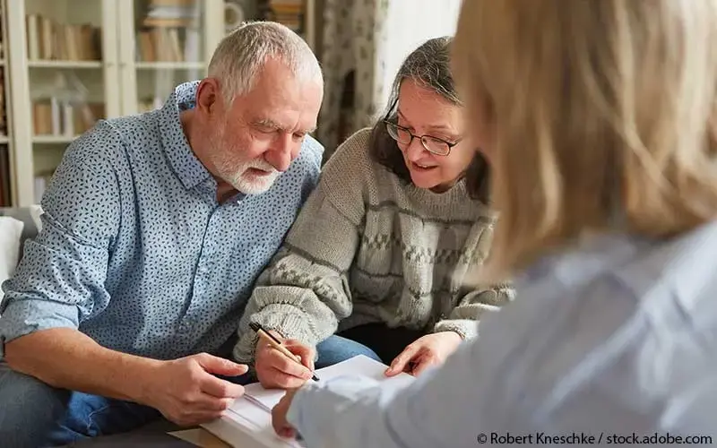 Paar unterzeichnet Vorsorgevollmacht