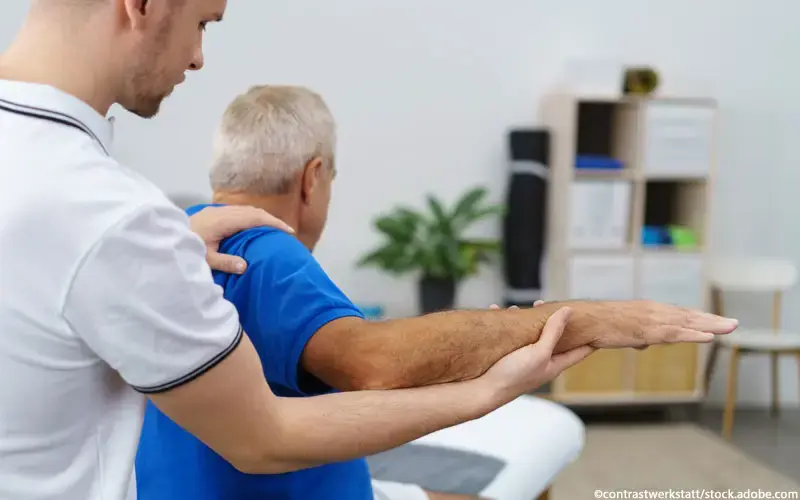 Physiotherapie älterer Mann