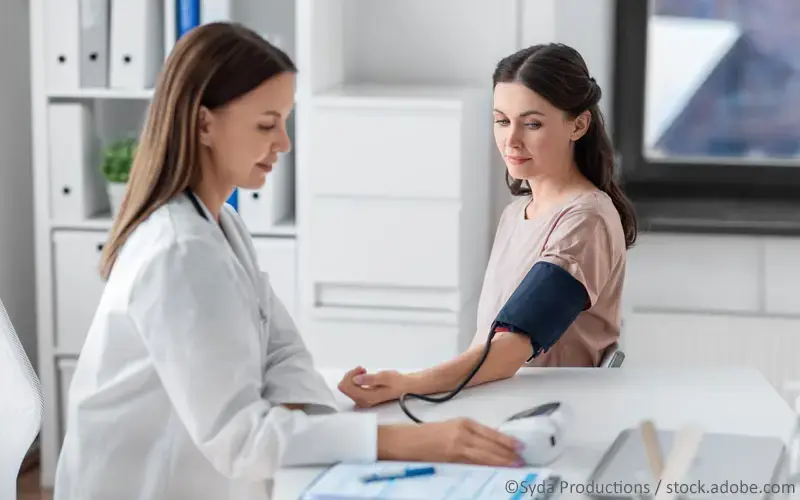 Blutdruckmessung Frau