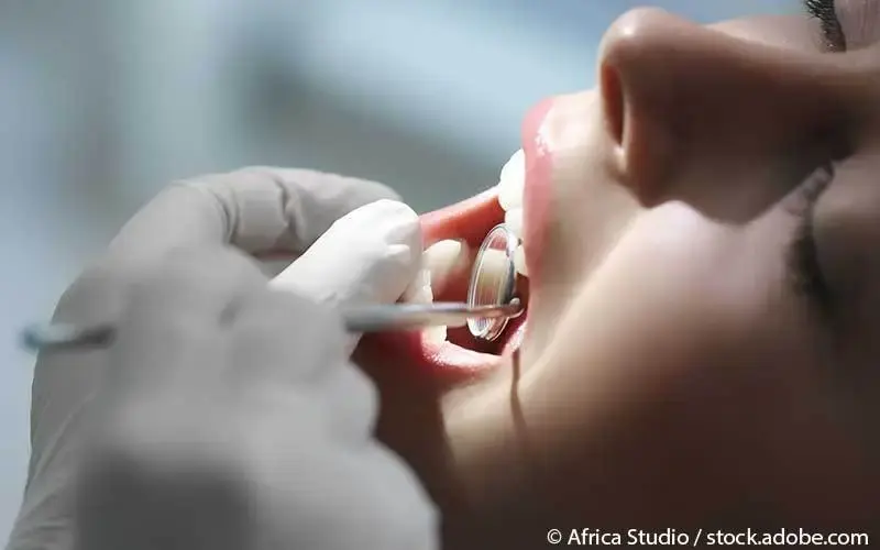 Untersuchung Mund Zahnarzt